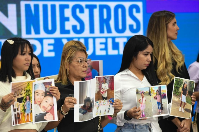 Familiares de menores migrantes que permanecen en Estados Unidos sostienen fotografías durante una conferencia de prensa en Caracas, Venezuela, el 30 de junio de 2025. (Xinhua/Marcos Salgado)