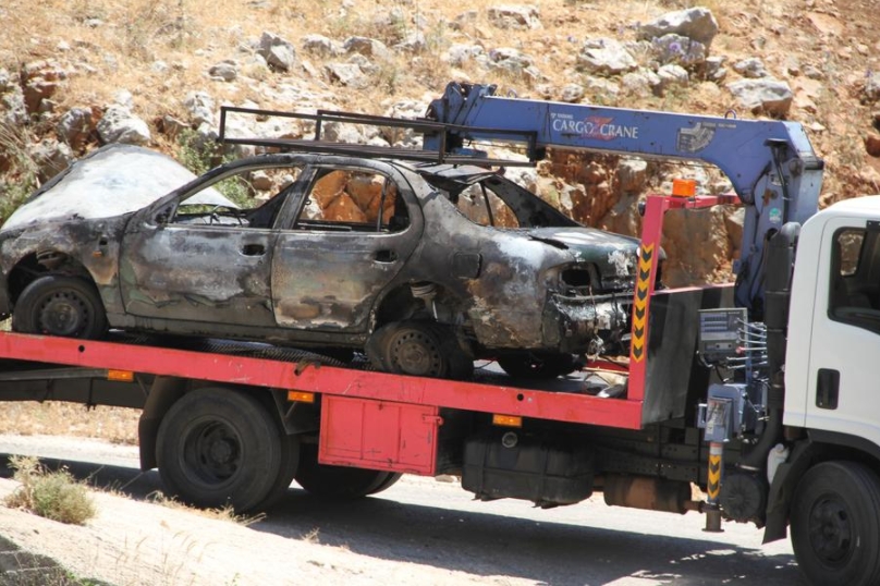 Imagen del 20 de junio de 2025 del vehículo destruido por un ataque aéreo israelí, en Abbasiya, Líbano. (Xinhua/Taher Abu Hamdan) 