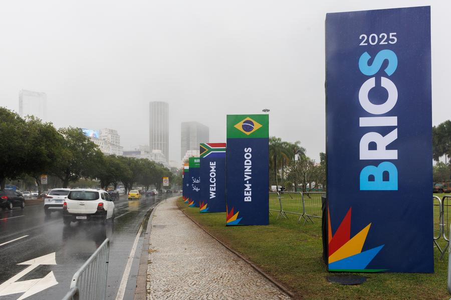 Imagen del 3 de julio de 2025 de carteles de bienvenida a la Cumbre del BRICS en una calle, en Río de Janeiro, Brasil. (Xinhua/Claudia Martini) 