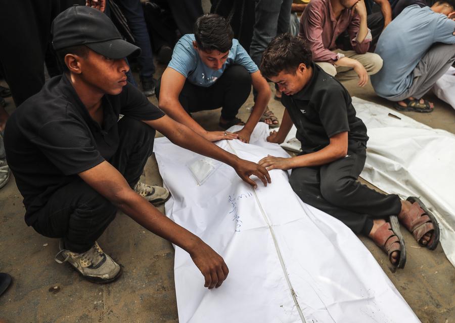 Imagen del 1 de julio de 2025 de palestinos lamentándose por las víctimas que murieron en ataques aéreos israelíes, en un hospital, en la Ciudad de Gaza. (Xinhua/Mahmoud Zaki) 