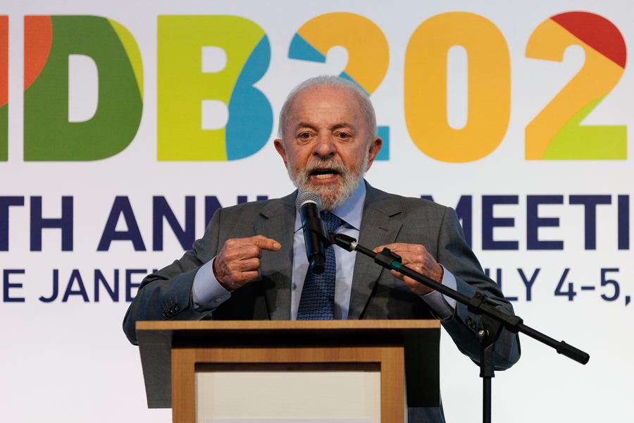El presidente de Brasil, Luiz Inácio Lula da Silva, habla durante la ceremonia de apertura de la décima reunión del Consejo de Gobernadores del Nuevo Banco de Desarrollo, en Río de Janeiro, Brasil, el 4 de julio de 2025. (Xinhua/Claudia Martini)