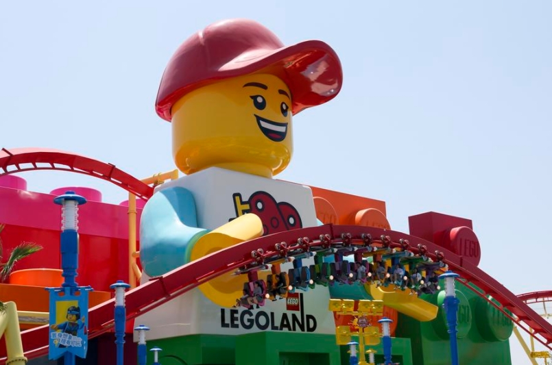 Visitantes disfrutan de la montaña rusa en el parque Legoland Shanghai Resort, en Shanghai, en el este de China, el 5 de julio de 2025. (Xinhua/Wang Xiang)