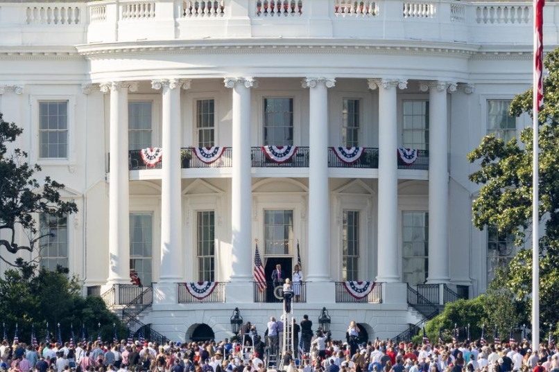 Imagen del 4 de julio de 2025 del presidente estadounidense, Donald Trump, hablando desde el balcón de la Casa Blanca, en Washington, D.C., Estados Unidos. (Xinhua/Hu Yousong)