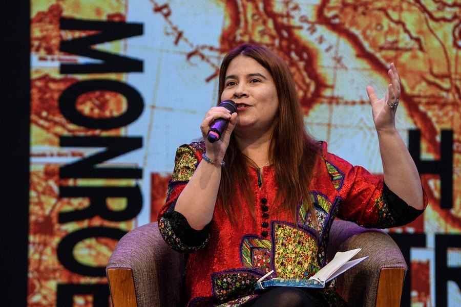Imagen del 12 de abril de 2024 de la economista y entonces directora del Instituto de Gobiernos Locales (IGLO) de la Universidad Abierta de Recoleta, Marcela Vera, participando en la presentación del documental "Doscientos años de la Doctrina Monroe, un sinfín de sufrimientos para América Latina", de la Agencia de Noticias Xinhua en el marco de la Feria Internacional del Libro de la Municipalidad de Recoleta, en Santiago, capital de Chile. (Xinhua/Jorge Villegas) 