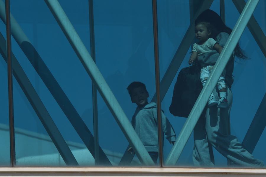 Una mujer y dos niños migrantes venezolanos deportados desde Estados Unidos llegan al Aeropuerto Internacional Simón Bolívar, en Maiquetía, estado de La Guaira, Venezuela, el 17 de junio de 2025. (Xinhua/Marcos Salgado)