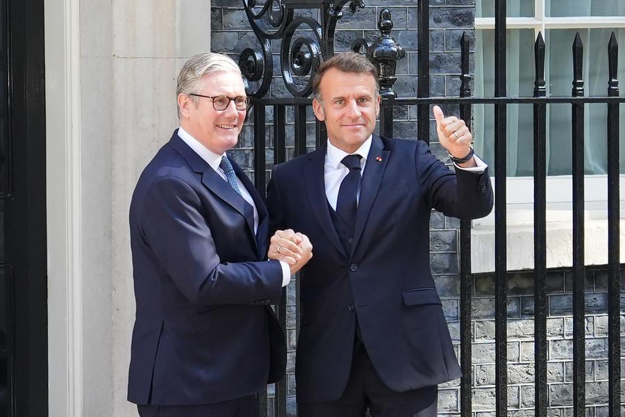 El primer ministro británico, Keir Starmer, da la bienvenida al presidente francés, Emmanuel Macron, en el número 10 de Downing Street, en Londres, Reino Unido, el 10 de julio de 2025. (Xinhua/Wu Lu)