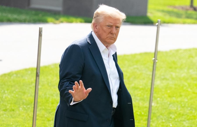 El presidente estadounidense, Donald Trump, saluda a la prensa previo su partida hacia Texas, en la Casa Blanca, en Washington, D.C., Estados Unidos, el 11 de julio de 2025. (Xinhua/Hu Yousong)
