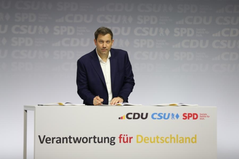 El copresidente del Partido Socialdemócrata (SPD), Lars Klingbeil, firma un acuerdo de coalición en Berlín, capital de Alemania, el 5 de mayo de 2025. (Xinhua/Du Zheyu) 