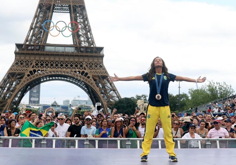 La patinadora brasileña Rayssa Leal, medallista de bronce de street femenino de skateboarding, asiste a una celebración en el Parque de Campeones para los Juegos Olímpicos de París 2024, en París, capital de Francia, el 9 de agosto de 2024. (Xinhua/Luo Yuan)
