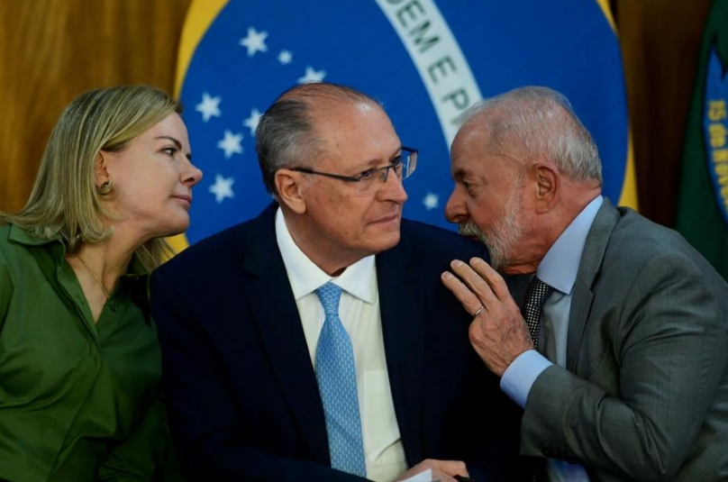 El presidente brasileño, Luiz Inácio Lula da Silva (d), la ministra de la Secretaría de Relaciones Institucionales de Brasil, Gleisi Hoffmann (i), y el vicepresidente brasileño, Geraldo Alckmin (c), asisten a una reunión en el Palacio de Planalto, en Brasilia, Brasil, el 14 de julio de 2025. (Xinhua/Lucio Tavora)