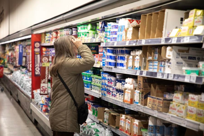 Una mujer observa los precios de productos lácteos en un supermercado, en la ciudad de Buenos Aires, Argentina, el 12 de septiembre de 2024. (Xinhua/Martín Zabala)