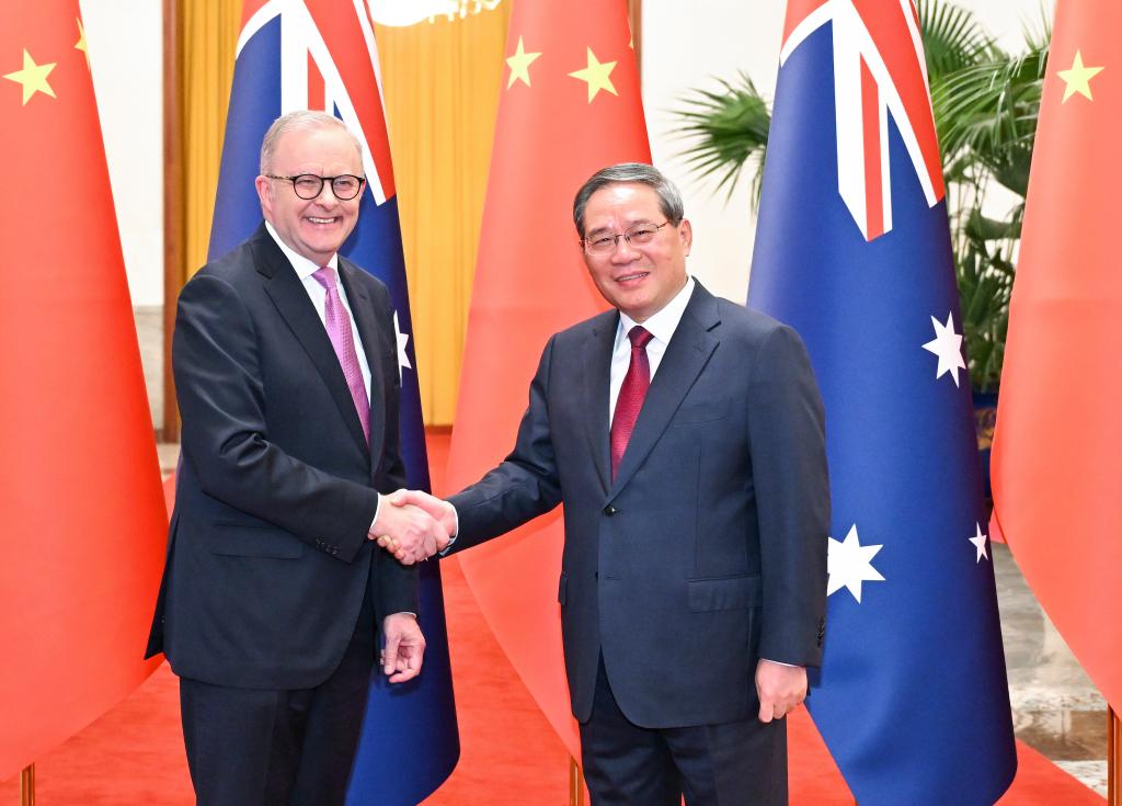 China está dispuesta a profundizar y ampliar cooperación bilateral con Australia, afirma premier chino