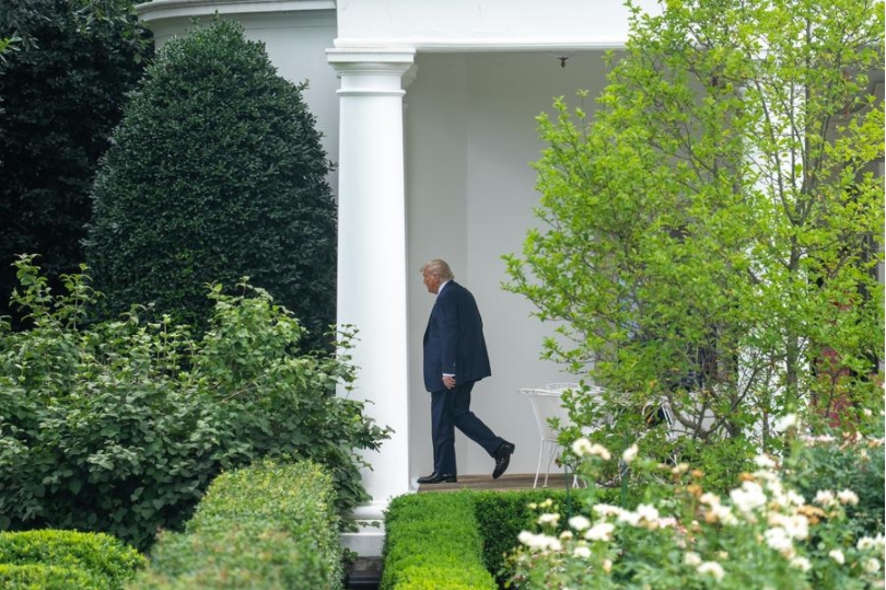 El presidente estadounidense, Donald Trump, camina hacia el Jardín Sur de la Casa Blanca, en Washington D. C., Estados Unidos, el 15 de julio de 2025. (Xinhua/Hu Yousong)