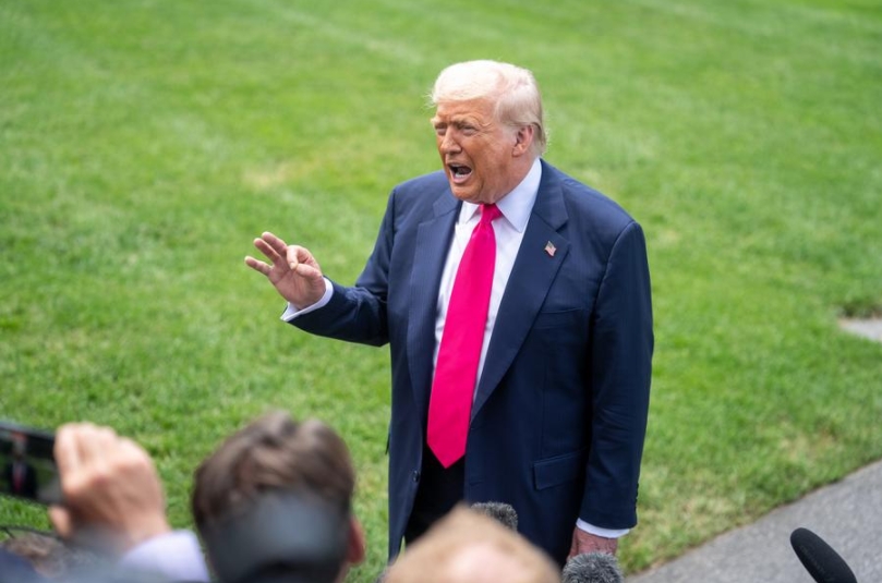 El presidente estadounidense, Donald Trump, habla con los reporteros en la Casa Blanca, en Washington D. C., Estados Unidos, el 15 de julio de 2025. (Xinhua/Hu Yousong)
