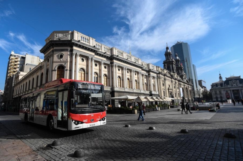 Un autobús eléctrico chino circula por una calle, en Santiago, capital de Chile, el 29 de abril de 2025. (Xinhua/Jorge Villegas)