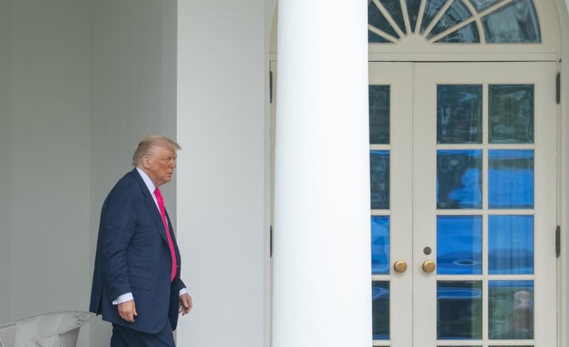 Imagen del 15 de julio de 2025 del presidente estadounidense, Donald Trump, caminando hacia el Jardín de las Rosas de la Casa Blanca, en Washington, D. C., Estados Unidos. (Xinhua/Hu Yousong)
