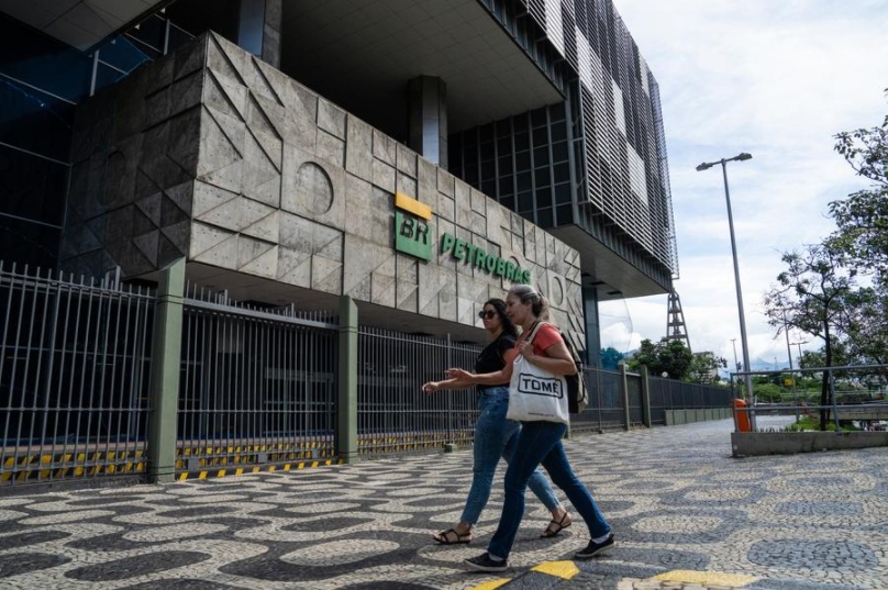 Imagen del 1 de marzo de 2024 de peatones caminando frente a la sede de la compañía petrolera Petrobras en Río de Janeiro, Brasil. (Xinhua/Wang Tiancong)