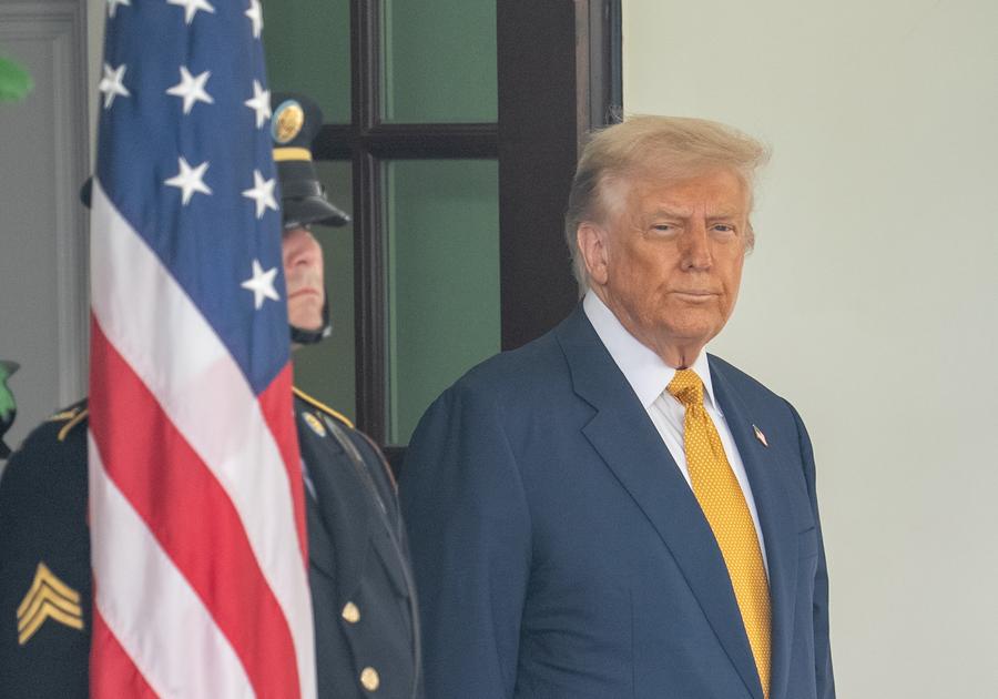 Imagen del 16 de julio de 2025 del presidente estadounidense, Donald Trump, esperando para recibir al príncipe heredero y primer ministro de Bahréin, Salman bin Hamad Al Khalifa, en la Casa Blanca, en Washington D. C., Estados Unidos. (Xinhua/Hu Yousong)