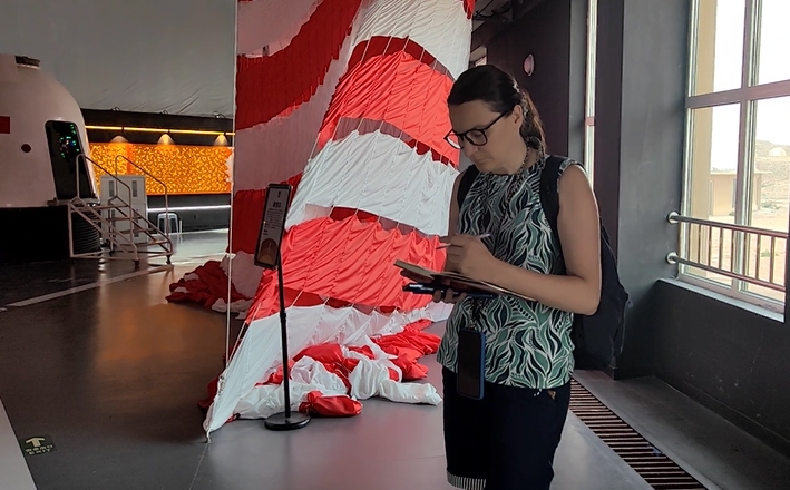La turista española Cristina López visita la Base Marte 1 en la ciudad de Jinchang, provincia de Gansu, noroeste de China, el 13 de julio de 2025. (Xinhua/Duo Lei)