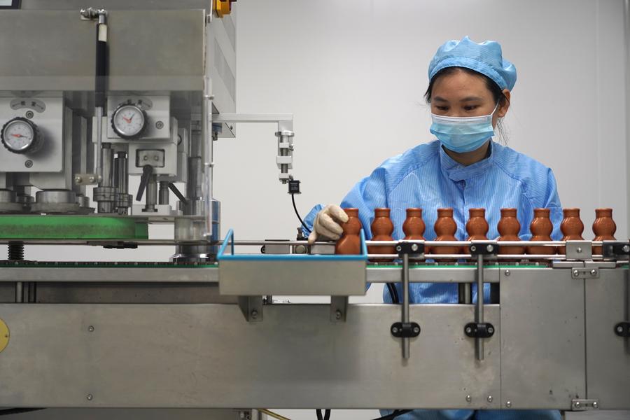 Una empleada trabaja en un taller de una compañía farmacéutica en Zhangshu, provincia oriental china de Jiangxi, el 8 de julio de 2025. (Xinhua/Wan Xiang)