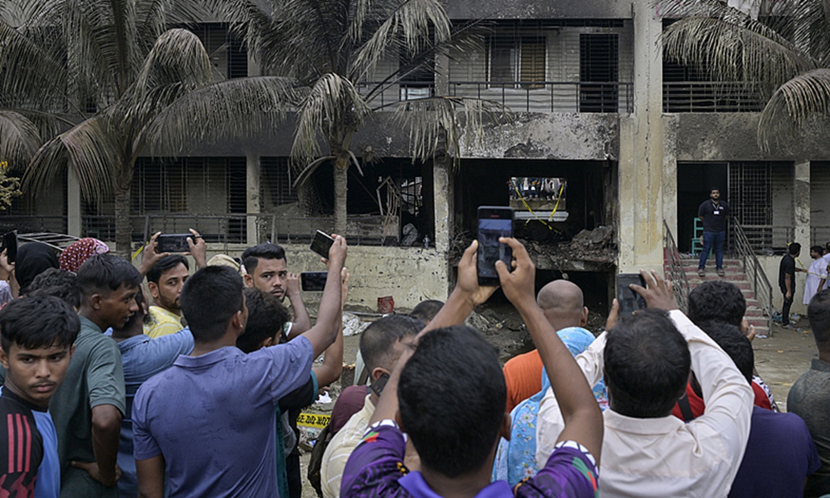 Personas se reúnen en el lugar del accidente de un avión en la Escuela y Colegio Milestone de Daca. Un avión de combate bangladesí se estrelló contra la Escuela y Colegio Milestone de la capital, Daca, el 21 de julio de 2025. Foto: VCG