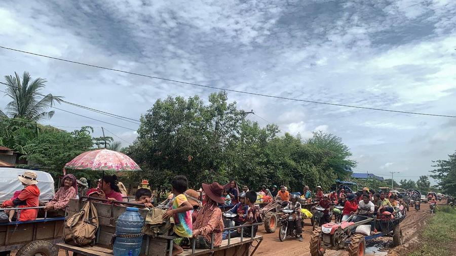 Residentes evacuan la zona fronteriza entre Tailandia y Camboya, en la provincia de Oddar Meanchey, Camboya, el 24 de julio de 2025. (Xinhua/Phal Lim) 