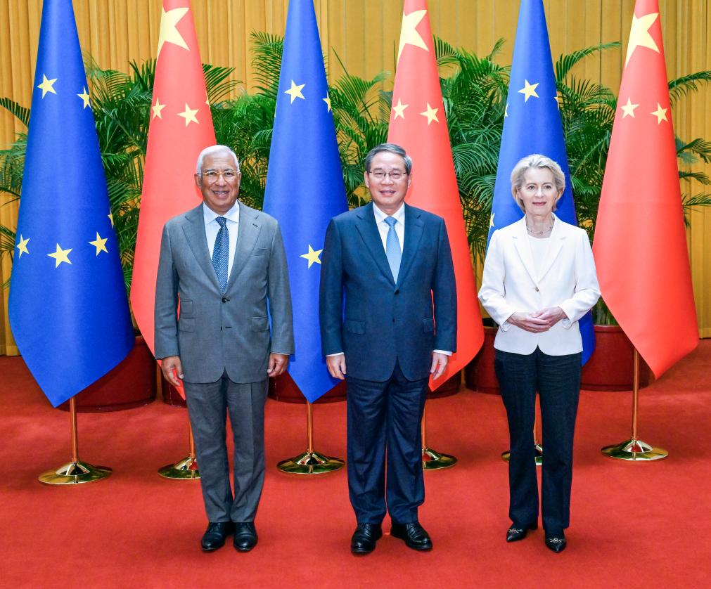 El primer ministro chino, Li Qiang, copreside la 25ª Cumbre China-UE con el presidente del Consejo Europeo, Antonio Costa, y la presidenta de la Comisión Europea, Ursula von der Leyen, en el Gran Palacio del Pueblo, en Beijing, capital de China, el 24 de julio de 2025. (Xinhua/Rao Aimin)