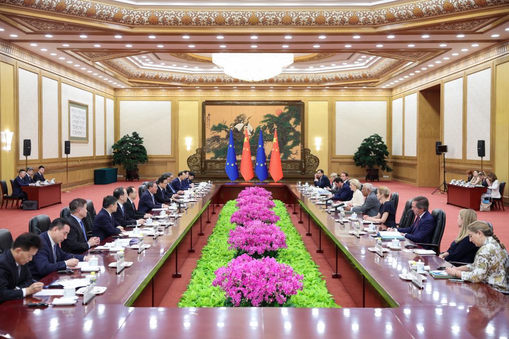 El primer ministro chino, Li Qiang, copreside la 25ª Cumbre China-UE con el presidente del Consejo Europeo, Antonio Costa, y la presidenta de la Comisión Europea, Ursula von der Leyen, en el Gran Palacio del Pueblo, en Beijing, capital de China, el 24 de julio de 2025. (Xinhua/Liu Bin)