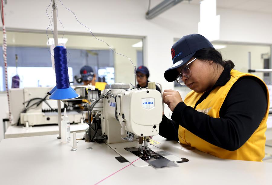 Imagen de archivo del 14 de febrero de 2025 de trabajadores laborando en el taller de producción de la empresa TAPEX Mexicana, en la ciudad de Monterrey, en el estado de Nuevo León, México. (Xinhua/Li Mengxin)