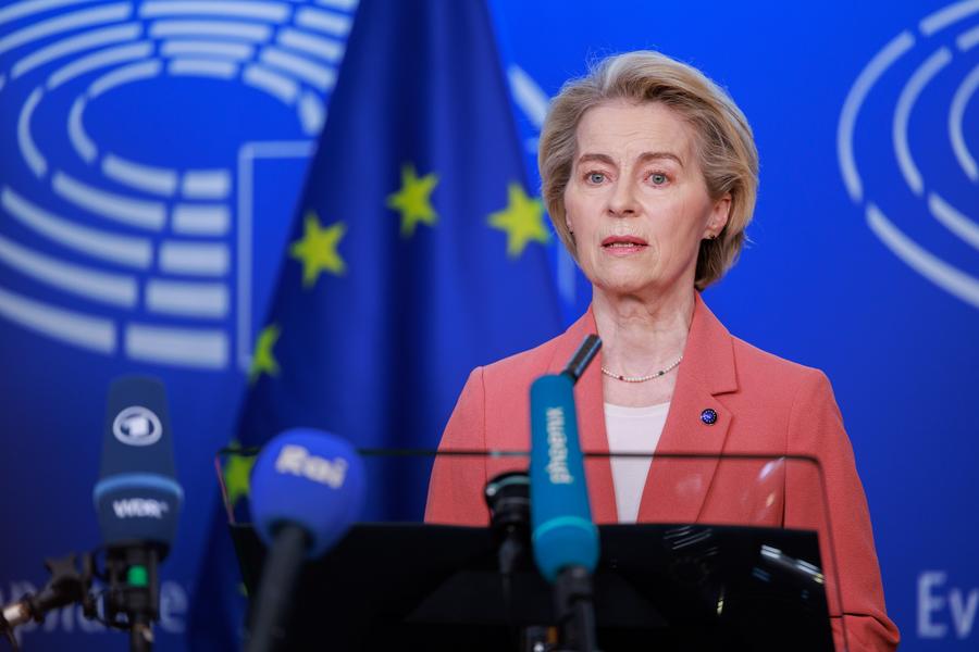 Ursula von der Leyen, presidenta de la Comisión Europea, ofrece un comunicado de prensa sobre las contramedidas de la UE a los aranceles de Estados Unidos, en Estrasburgo, Francia, el 12 de marzo de 2025. (Xinhua/Unión Europea)