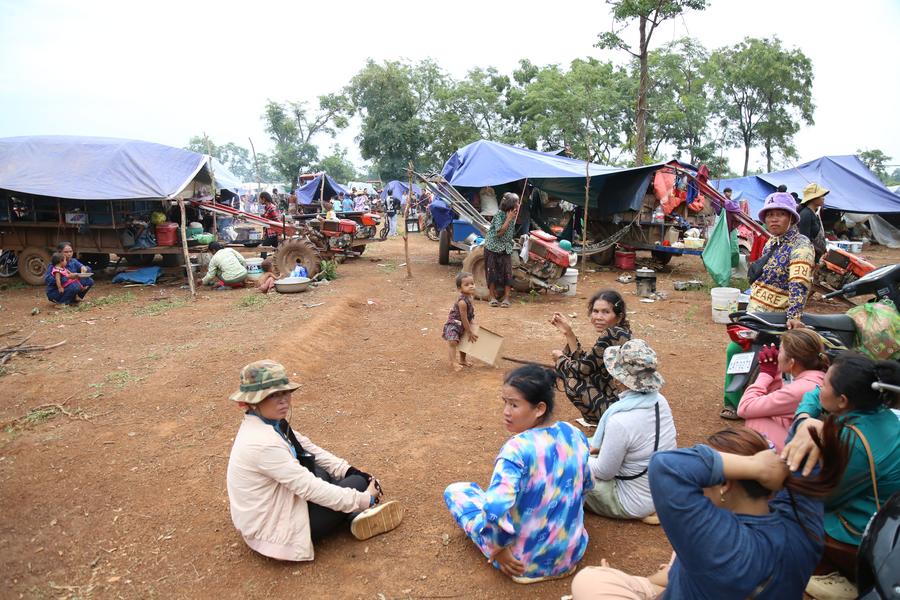Imagen del 26 de julio de 2025 de evacuados camboyanos del conflicto fronterizo entre Camboya y Tailandia reuniéndose en un refugio, en la provincia de Oddar Meanchey, Camboya. (Xinhua/Sao Khuth) 