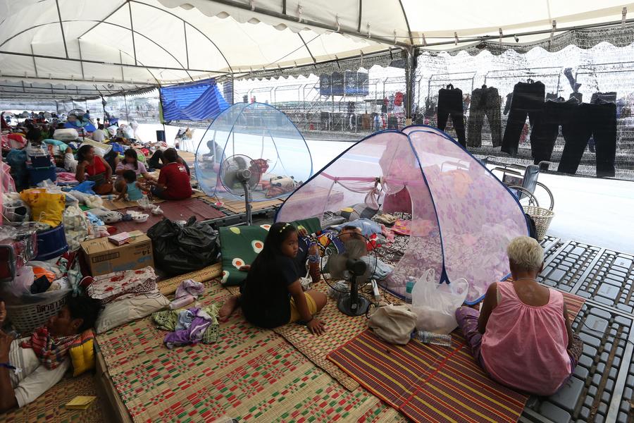 Personas evacuadas son vistas dentro de un gimnasio convertido en refugio, en Buriram, Tailandia, el 28 de julio de 2025. (Xinhua/Rachen Sageamsak) 