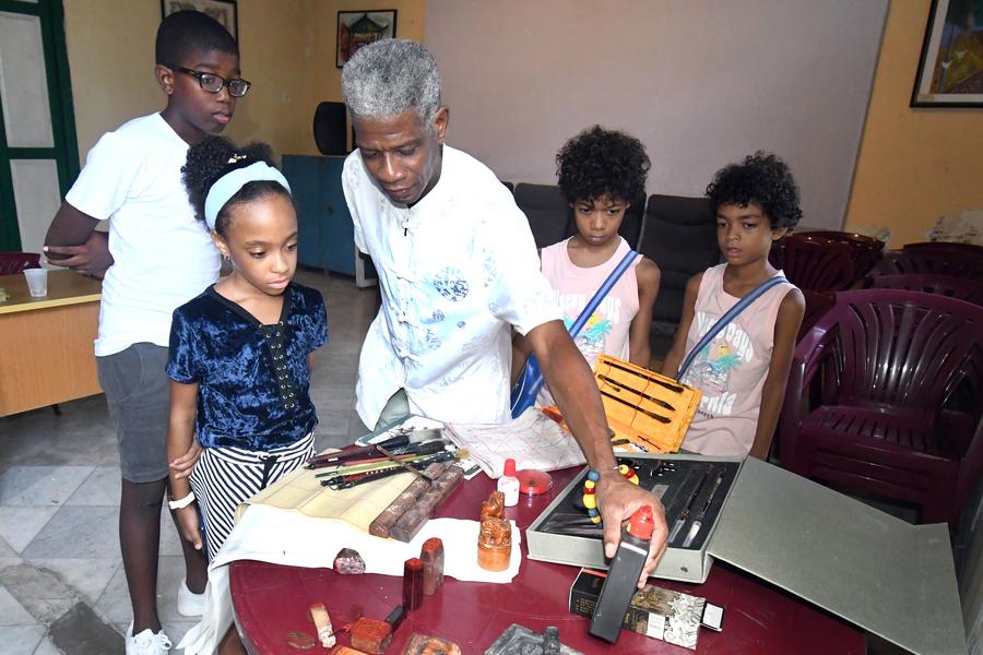 El pintor y calígrafo, Alexis González (c), imparte un curso de pintura tradicional china a un grupo de niños en la Casa de las Artes y Tradiciones China, en La Habana, capital de Cuba, el 28 de julio de 2025. (Xinhua/Joaquín Hernández)