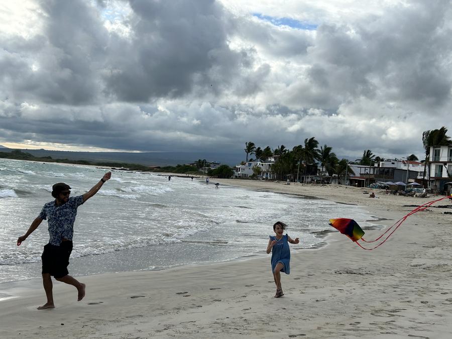 Imagen del 18 de febrero de 2025 de personas volando una cometa en la isla Isabela, en las Islas Galápagos, Ecuador. (Xinhua/Liao Siwei) 