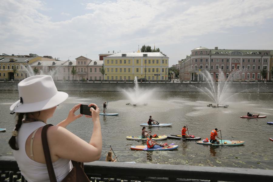 Personas participan en el desfile de SUP (surf de remo), en Moscú, capital de Rusia, el 13 de julio de 2025. (Xinhua/Alexander Zemlianichenko Jr)