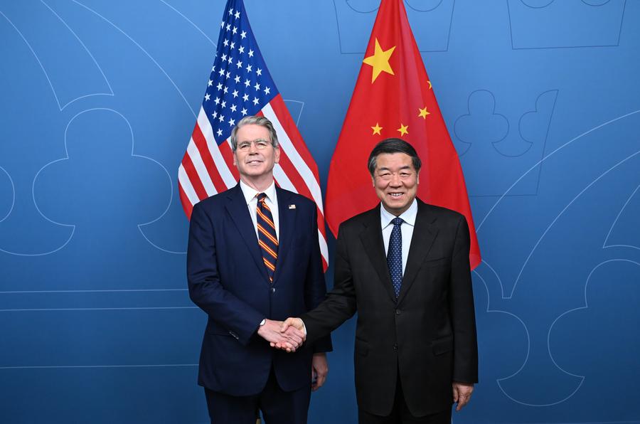 El vice primer ministro chino, He Lifeng, también miembro del Buró Político del Comité Central del Partido Comunista de China, estrecha la mano del secretario del Tesoro estadounidense, Scott Bessent, previo a una nueva ronda de conversaciones económicas y comerciales entre China y Estados Unidos, en Estocolmo, Suecia, el 28 de julio de 2025. (Xinhua/Dai Tianfang)