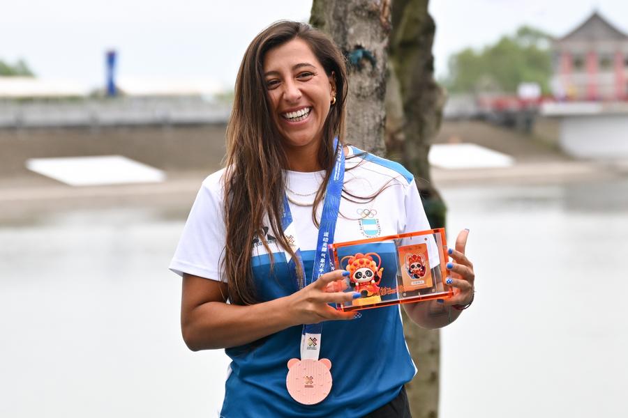 La medallista de bronce, Eugenia de Armas, de Argentina, reacciona durante la ceremonia de premiación de wakeboard estilo libre femenino en los Juegos Mundiales 2025, en Chengdu, en la provincia de Sichuan, en el suroeste de China, el 10 de agosto de 2025. (Xinhua/Chen Zhenhai)