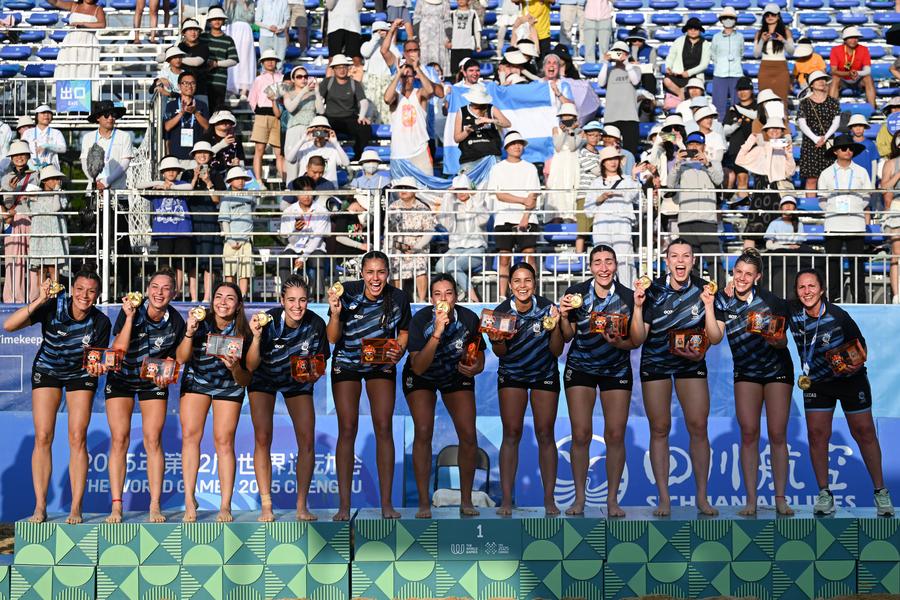 El equipo de Argentina posa durante la ceremonia de premiación del evento de balonmano playa femenino en los Juegos Mundiales 2025, en Chengdu, en la provincia de Sichuan, en el suroeste de China, el 12 de agosto de 2025. (Xinhua/Chen Zhenhai)
