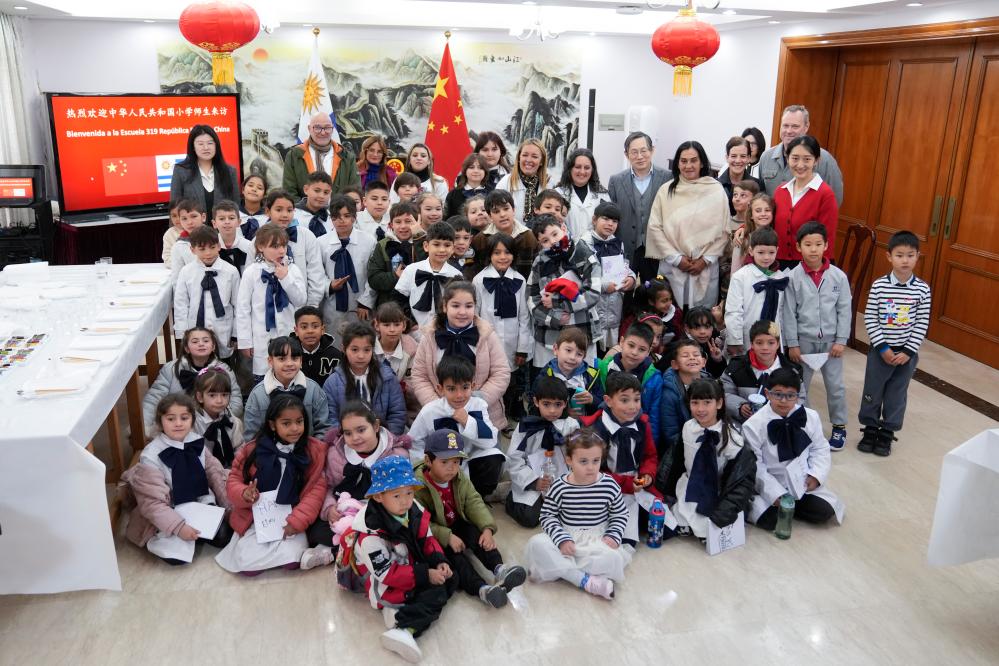 Alumnos de la escuela "República Popular China" posan para una fotografía durante un evento con motivo del Día de la Niñez, en la residencia del embajador chino en Uruguay, en Montevideo, capital de Uruguay, el 15 de agosto de 2025. Alumnos de la escuela "República Popular China", ubicada en Montevideo, fueron recibidos el viernes en la residencia del embajador chino en Uruguay, Huang Yazhong, en una jornada de agasajo por el Día de la Niñez, que se celebrará en el país sudamericano el próximo domingo. (Xinhua/Nicolás Celaya)