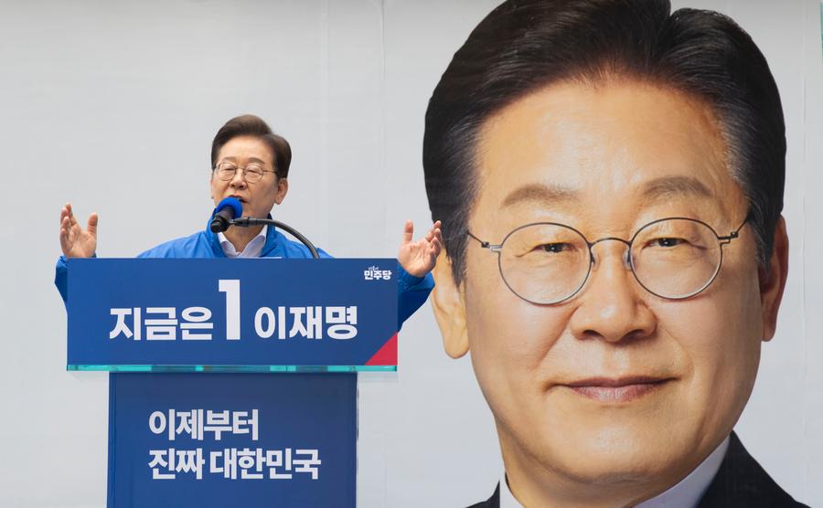 Lee Jae-myung, candidato presidencial del Partido Democrático, habla durante una campaña electoral, en Seúl, República de Corea, el 19 de mayo de 2025. (Xinhua/Jun Hyosang)