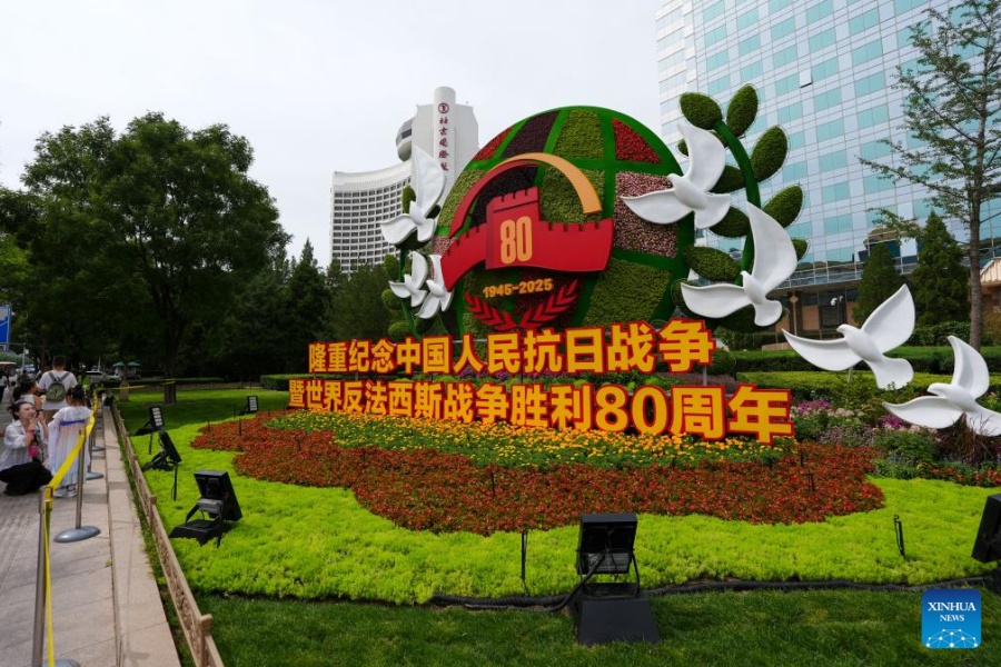 Arreglos florales adornan Beijing antes de desfile por Día de la Victoria