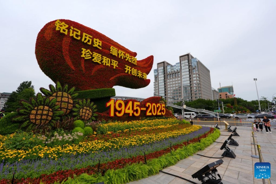 Arreglos florales adornan Beijing antes de desfile por Día de la Victoria