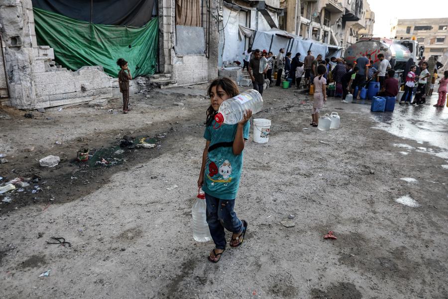 Hay decenas de miles de desplazados por ofensiva militar israelí en Ciudad de Gaza, dice ONU