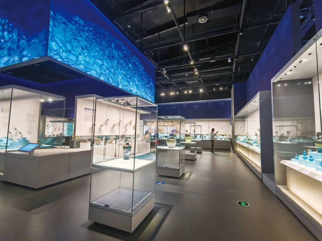 La foto muestra la sala de exposiciones "Maravillas Azules Profundas", que presenta artefactos seleccionados recuperados de los naufragios n.º 1 y n.º 2, descubiertos en la vertiente noroeste del Mar Meridional de China, en el Museo del Mar Meridional de China de China (Hainan) en Qionghai, provincia de Hainan, sur de China. (Foto proporcionada por la Administración Estatal de Patrimonio Cultural de China)