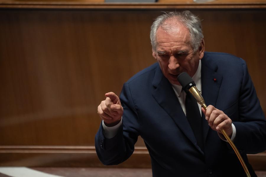 El primer ministro francés, Francois Bayrou, presenta su declaración de política general antes de una moción de confianza sobre el plan de recorte presupuestario, en París, Francia, el 8 de septiembre de 2025. (Xinhua/Aurelien Morissard)