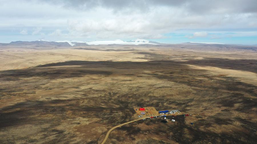 Panorámica aérea del sitio de construcción de un nuevo proyecto de observación astronómica de China, el telescopio submilimétrico Xue-shan-mu-chang de 15 metros, en Delingha, en la provincia noroccidental de Qinghai, el 20 de septiembre de 2025. (Xinhua/Chen Jie)