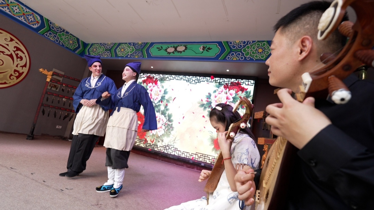 El viajero español Álvaro Lago experimenta (primero desde la izquierda) la ópera Liuqin en Xuzhou, provincia de Jiangsu, este de China, el 4 de agosto de 2025. (Diario del Pueblo digital/Su Yingxiang)