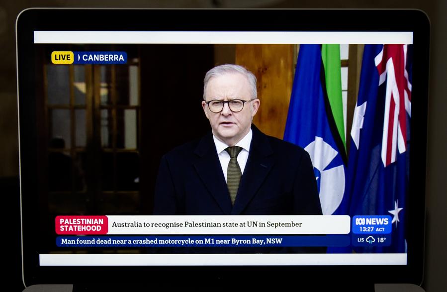 La pantalla de un ordenador portátil muestra la retransmisión de la conferencia de prensa del primer ministro australiano, Anthony Albanese, el 11 de agosto de 2025. (Xinhua/Ma Ping)
