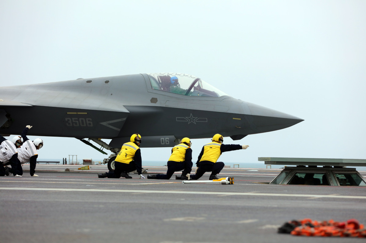 CNS Fujian logra un hito con el lanzamiento electromagnético de un avión naval avanzado
