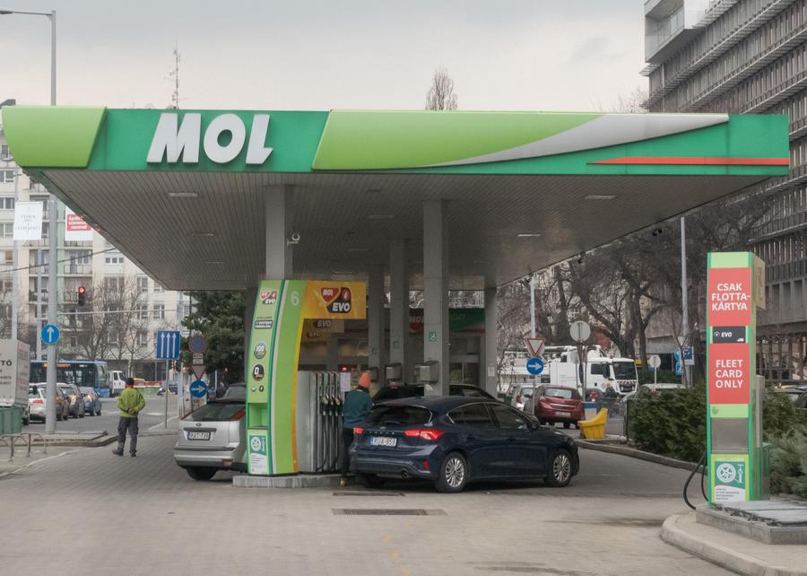 Imagen del 4 de marzo de 2022 de una gasolinera de la compañía húngara de petróleo y gasolina MOL, en Budapest, Hungría. (Xinhua/Attila Volgyi) 